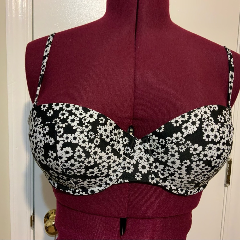 NWOT  Old Navy Black/White Floral Underwire Bikini Top Women L